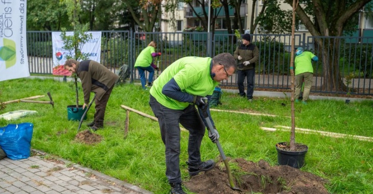 Więcej zieleni wokół DPS-u dzięki wolontariuszom Cemex Polska