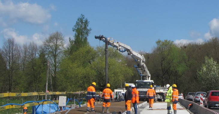 Betonowanie na moście w Ostrowcu Świętokrzyskim 