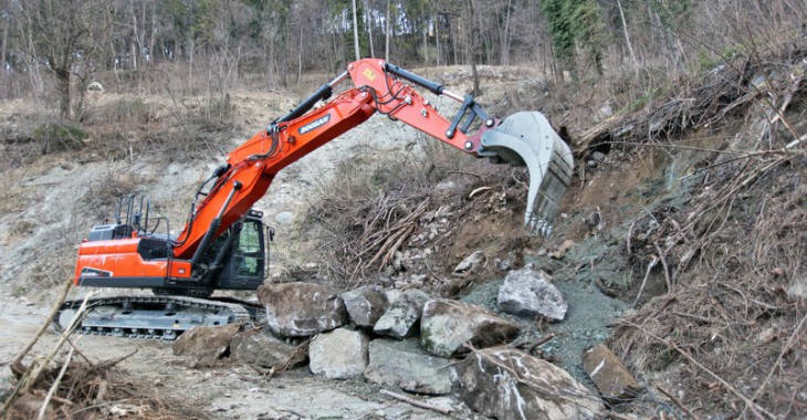 Doosan wprowadza na rynek nową koparkę DX235LC-5 zgodną z normą Stage IV