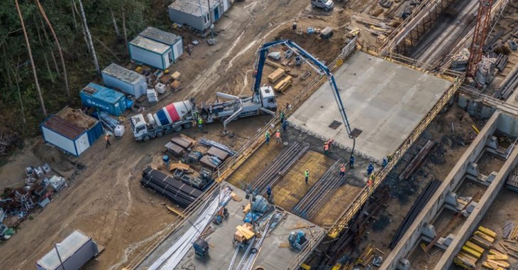 Mobilne Wytwórnie Betonu CEMEX dostarczają mieszankę betonową na obiekt mostowy