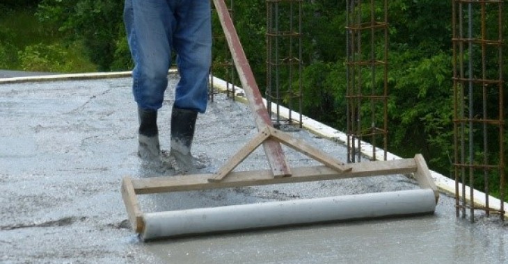 Jak układać i zagęszczać beton w monolitycznych stropach żelbetowych?