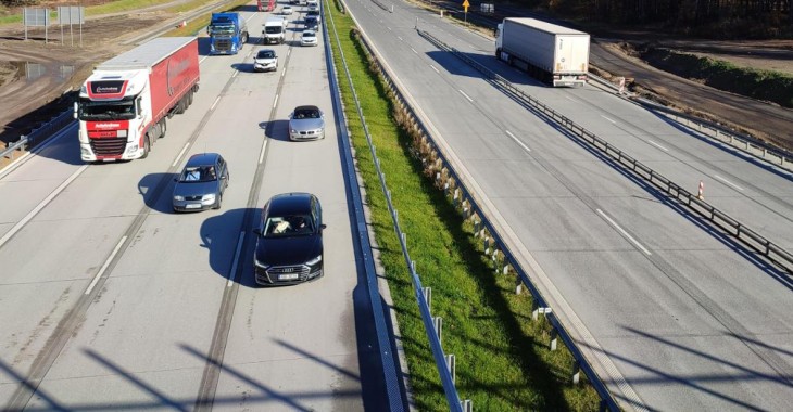 A1 z trzema pasami. Druga jezdnia autostrady przejezdna